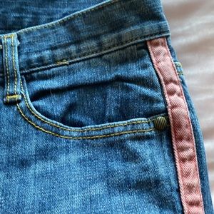 CAbi jeans with cute rose colored trim along the sides size 8 above the ankle 😃